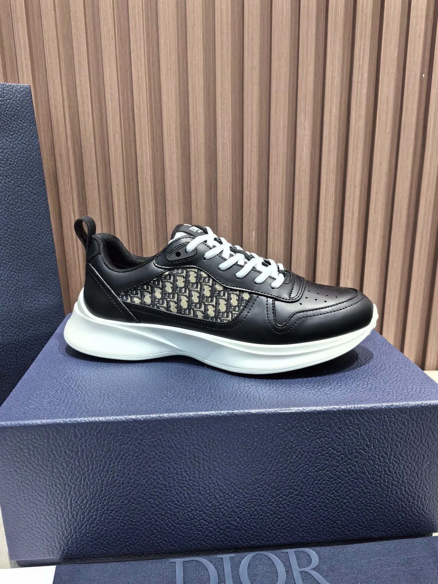 Factory price: 440💰 🔍Top purchasing agent🇮🇹 Dior's super-popular sports shoes, popular for street men, are synchronized with the new product counters. The uppers are made of Italian original imported cowhide and matched with D's customized fabrics. It is a must-have for fashionistas. The complex craftsmanship is perfectly reproduced. Imported soft cowhide foot pads, soles: original soles specially provided by the original factory, exclusive movable molded soles are super comfortable, original factory follow-up goods, 🔍🔍high quality, you can enter and exit the counter at will, welcome to compare, code number 38-45 (46 can be customized and cannot be returned or exchanged)